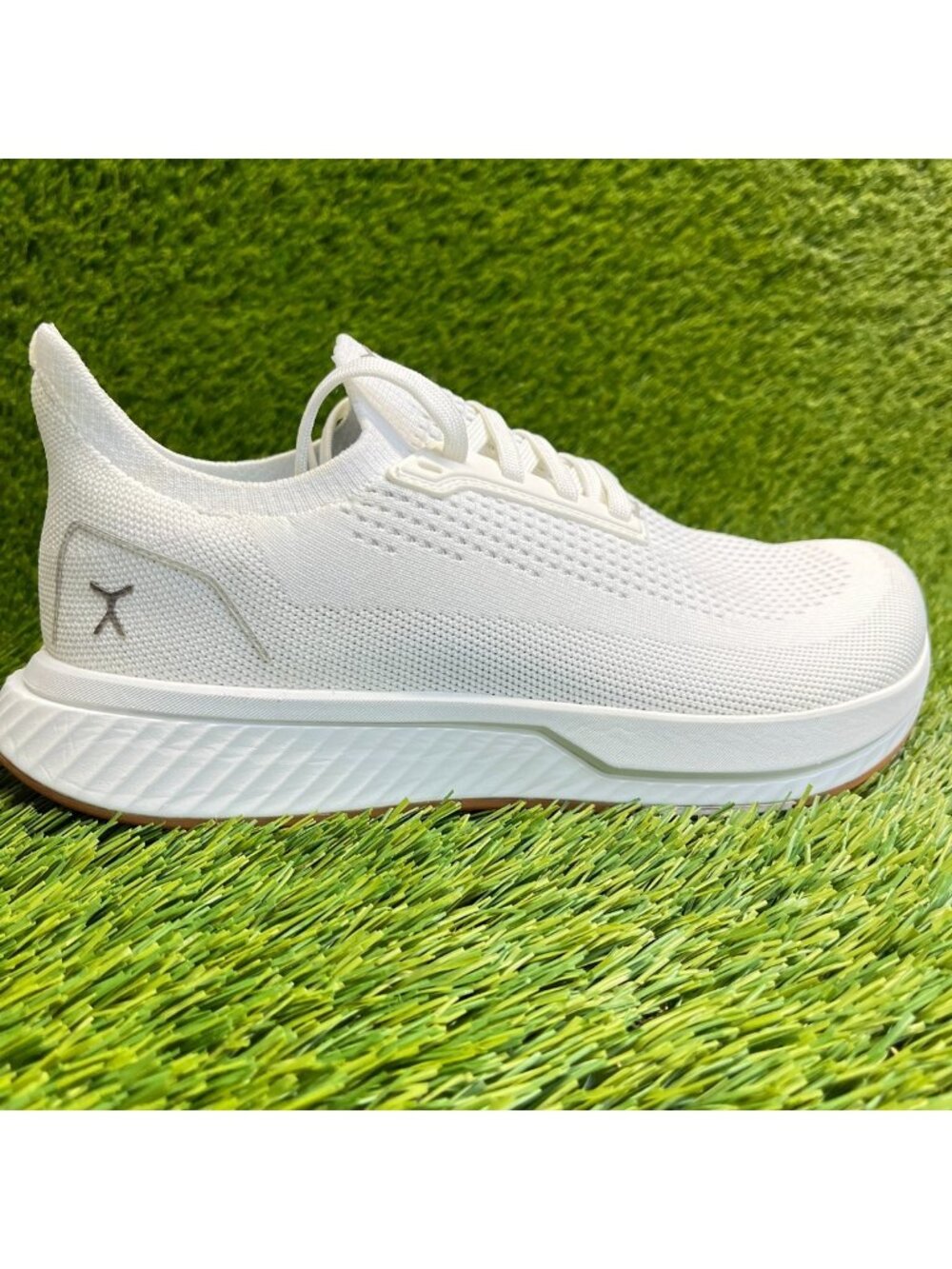 Flux Adapt Runner White Gum Womens Size 9 Mens Size 7.5 Athletic Knit Shoes